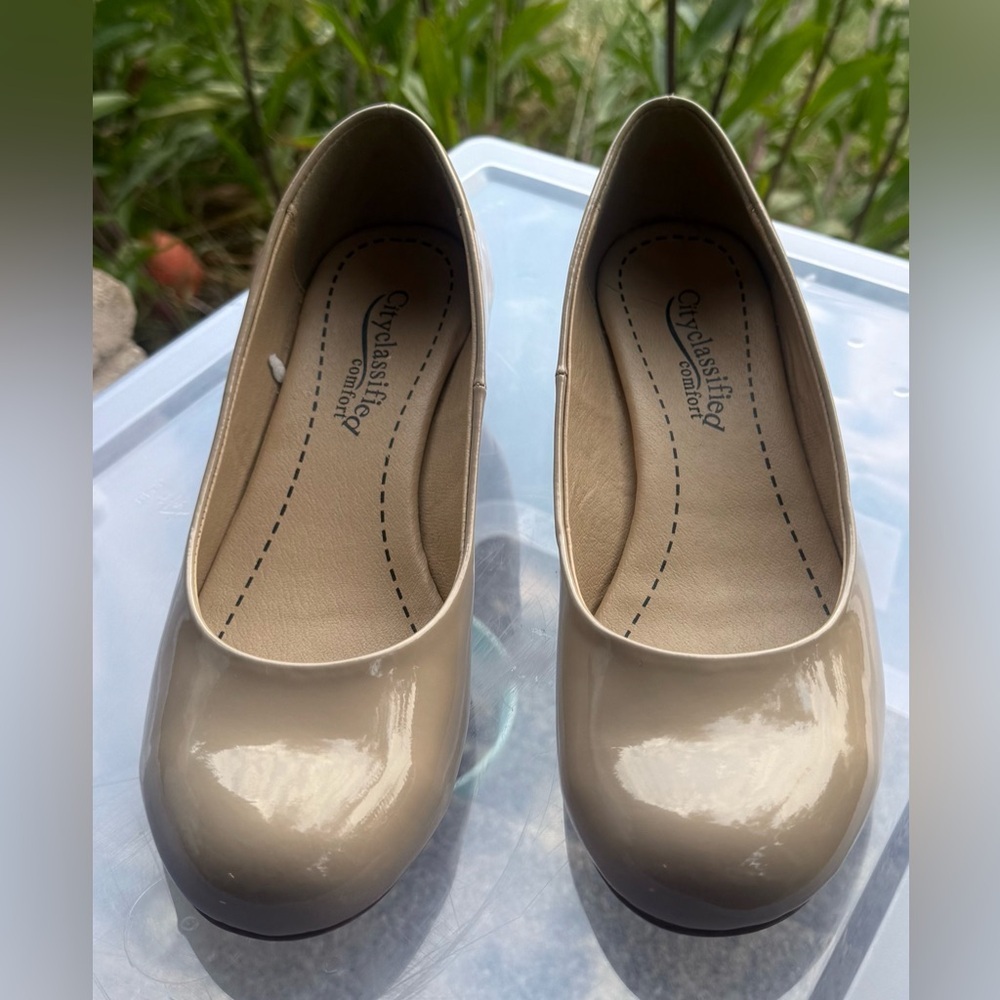 Classified Women's Glossy Beige Flats